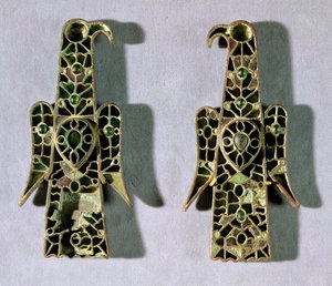 Par ørneformede brocher (metal og emalje) af Merovingian