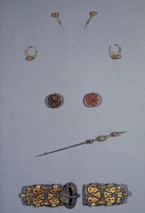 Art Merovingian (Gallien): Sæt af dronningen af francs Arnegonde eller Aregonde (v.515-600), ca. 570. Hustru til Clotaire I (511-561). Fra top til bund: par nåle i filigran sølv og guld, par øreringe i cloisonne sølv, filigran kobber, granat,