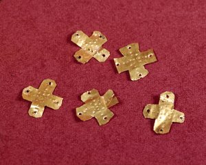 Merovingerkunst: små kors i guld. 6. århundrede. Museum of National Archaeology of Saint Germain en Laye