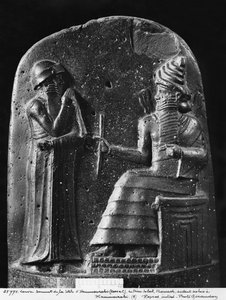 Code of Hammurabi, toppen af stelen, guden Shamash dikterer sine love til Hammurabi, Babylons konge, fundet i Susa, ca. 1750 f.Kr. (basalt) (se også 286949, 286950)