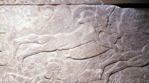 I lang tid blev det troet, at dette bas-relief repræsenterede en mand, der åndbar under vand takket være luften indeholdt i en hudoverflade. Det menes nu, at han er en svømmer, der understøttes af en påhængsmotor, der tjener ham som en bøje - basrelief, Me af Mesopotamian