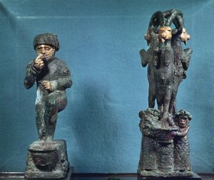 Hammurabi beder foran et helligt træ og det hellige træ dannet af tre geder, fra Larsa, det sydlige Mesopotamien, ca. 1750 f.Kr. (bronze og guld) af Mesopotamian