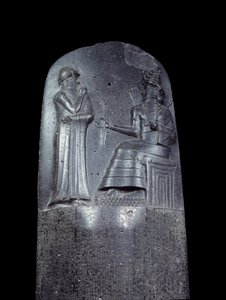 Mesopotamien: stele in diorit af Hammurabis (eller Hammourabis) lovkodeks. Den er dækket af kileskriftsindskrifter og øverst står kong Hammurabi foran Mesopotamiens solgud, Shamash, retfærdighedens guddommelige. Det er et af de ældste stykker o af Mesopotamian