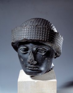 Mesopotamien: hoved i diorit uden inskription af Gudea, guvernør i byen Lagash. Omkring 2120 f.Kr. Neo-sumerisk periode (ca. 2150-2000 f.Kr.). Paris, Louvre-museet af Mesopotamian Mesopotamian