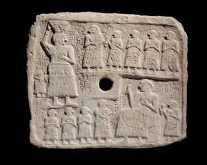 Mesopotamien: lavt relief i kalksten af Ur-Nanshe (Vores nanshe), konge af Lagash. Sumerisk periode. Fra Tello Paris, musee du Louvre - Erindringsrelief for opførelsen af en religiøs bygning af Ur-Nanshe, konge af Lagash (Ur-Nanshe) (Our nanshe) fra