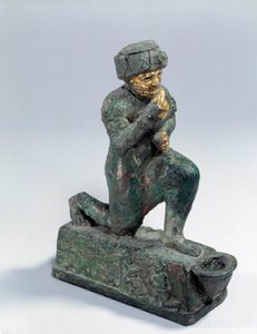 Mesopotamien: Statuette i sølv, bronze og guld af knælende tilbeder, ex-voto dedikeret til guden Amurru for Hammurabis liv. 1800 f.Kr. Fra Larsas hjemmeside. Paris, Louvre-museet af Mesopotamian Mesopotamian