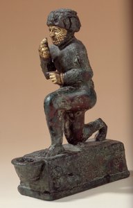 Mesopotamien: Statuette i sølv, bronze og guld af knælende tilbeder, ex-voto dedikeret til guden Amurru for Hammurabis liv. 1800 f.Kr. Fra Larsas hjemmeside. Paris, Louvre-museet af Mesopotamian Mesopotamian