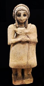 Statue af en kvindelig tilbeder i en enkel kjole, Khfajah, Mesopotamien, ca. 2650-2550 f.Kr. (gips)