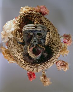 Kostume maske til fejringen af den mexicanske årlige festival Guelaguetza (træ, flettet strå og papir) af Mexican School