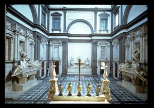 Udsigt over interiøret designet af Michelangelo Buonarroti (1475-1564), der viser Medici-gravene af Lorenzo, hertug af Urbino (1492-1519) (l) og Giuliano, hertug af Nemours (1479-1516) (r), 1520-24 og 1530 af Michelangelo Buonarroti