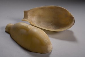 Todelt kar i form af en and (alabaster) (se også 249012-13 & 249015)
