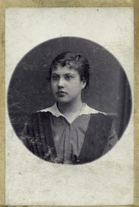 Vintage-portræt af en ung pige. Billedet blev taget omkring 1914 år (foto) af Mikhail Pogosov