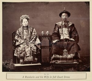 En mandarin og hans kone i fuld hofdragt af Milton M. Miller