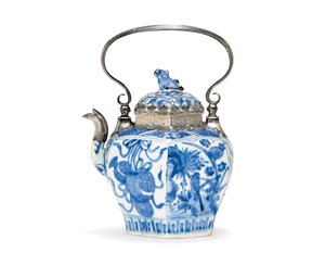 Blå og hvid tekande og låg (keramik og sølv) af Ming Dynasty Chinese School