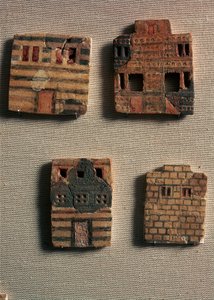 Minoan Art: Små keramiske fliser, der repræsenterer minoiske huse. 1700-1600 f.Kr. Heraklion, Archaeological Museum Kreta - Minoan Art: Små keramiske fliser, der viser minoiske huse. 1700-1600 f.Kr. Arkæologisk museum, Heraklion, Kreta, Grækenland af Minoan