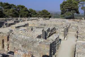 Minoisk arkæologisk sted Phaistos. Nordøstkompleks. Kompleks med fire værelser, der støder op til det gamle palads. Disse rum blev brugt til at opbevare værdifulde rituelle kar. Den berømte "" Phaistos-skive"" med hieroglyfisk skrift blev fundet her sammen af Minoan