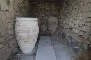 Det minoiske arkæologiske sted Phaistos. Magasinet for de gigantiske pithoi (opbevaringskrukker). Disse krukker er dekoreret med skive- og rebmønstre i relief. af Minoan
