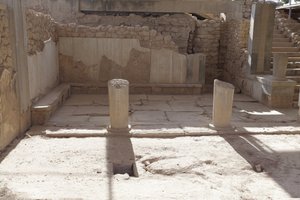 Det minoiske arkæologiske sted Phaistos. Dronningens Megaron (dvs. dronningens lejligheder). Den sydligste af "" Royal Apartments of Phaistos. Gulvet var belagt med gipsplader og rød puds, der fyldte mellemrummet. Gips blev også brugt til thr benc af Minoan