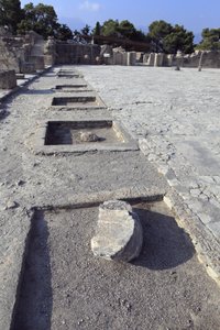Det minoiske arkæologiske sted Phaistos. Generelt billede af den centrale domstol fra helligdommene i den vestlige fløj. Den centrale domstol er et grundlæggende arkitektonisk element i Minoen-paladset. Det er en kerne, som de forskellige vinge er sat omkr af Minoan