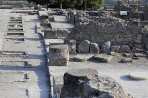 Det minoiske arkæologiske sted Phaistos. Generelt billede af den vestlige fløjs helligdomme langs den centrale hof fra nordfløjen. Der var to typer helligdom: "Bench shrine" og "Lutral Basin"". "" bænkhelligdommen"" var et lille og rektangulært rum med lav af Minoan