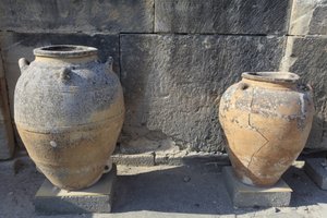 Det minoiske arkæologiske sted Phaistos. Stor pithoi (opbevaringskrukke), fundet ved den centrale domstol. Kreta. af Minoan