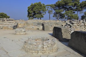 Det minoiske arkæologiske sted Phaistos. En del af North East Complex. Kompleks med fire værelser, der støder op til det gamle palads. Disse rum blev brugt til at opbevare værdifulde rituelle kar. Den berømte "" Phaistos-skive"" med hieroglyfisk skrift ble af Minoan