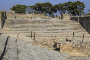 Det minoiske arkæologiske sted Phaistos. Trappe, der starter i den vestlige gård og fører til The Propylaea, rektor og den mest imponerende indgang til det nye palads og trapper, som dannede sæderne for teatralområdet, brugt til religiøse begivenheder og f af Minoan