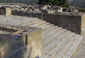 Det minoiske arkæologiske sted Phaistos. Trappe, der starter i den vestlige gård og fører til The Propylaea, den vigtigste og mest imponerende indgang til det nye palads (1700-1450 f.Kr.). Phaistos, Kreta. af Minoan