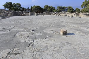 Det minoiske arkæologiske sted Phaistos. Den centrale domstol, et grundlæggende arkitektonisk element i Minoen-paladset. Det er en kerne, som de forskellige vinge er sat omkring. Denne centrale domstol blev bygget i det gamle palads tid (1900-1700 f.Kr.).  af Minoan