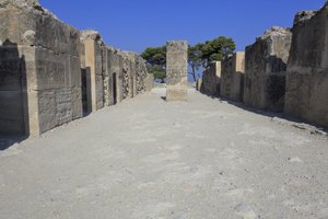 Det minoiske arkæologiske sted Phaistos. Vestmagasinerne. Stort kompleks af paladsets lagerrum. Den består af forkammeret, korridoren i lagerrummene og selve lagerrummene. Til højre og venstre for korridoren var der 11 magasiner, hvori t af Minoan