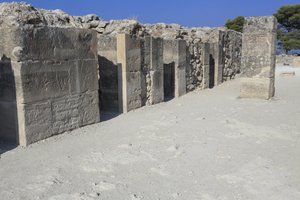 Det minoiske arkæologiske sted Phaistos. Vestmagasinerne. Stort kompleks af paladsets lagerrum. Den består af forkammeret, korridoren i lagerrummene og selve lagerrummene. Til højre og venstre for korridoren var der 11 magasiner, hvori t af Minoan