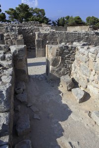 Det minoiske arkæologiske sted Phaistos. Vestmagasinerne. Stort kompleks af paladsets lagerrum. Udsigt over nogle af de 11 magasiner, hvor paladsets varer blev opbevaret (1900-1700 f.Kr.) Phaistos, Kreta. af Minoan
