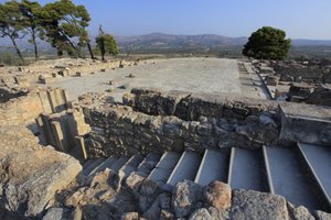 Det minoiske arkæologiske sted Phaistos. Udsigt over den centrale domstol fra nordfløjen. Den centrale domstol var et grundlæggende arkitektonisk element i Minoen-paladset. Det er en kerne, som de forskellige vinge er sat omkring. Denne centrale domstol bl af Minoan