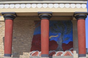 Minoen arkæologiske sted Knossos. Nordindgang, Nordsøjlehal. Bastion rekonstrueret af Arthur Evans, hvor han satte en kopi af et restaureret relieffresko af en tyr. Knossos, Kreta. af Minoan