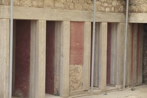 Minoen arkæologiske sted Knossos. Vestfløjen ved siden af "" trepartshelligdommen"". Værelse med to store rektangulære depoter nedsænket i gulvet. De var fulde af lervaser og værdifulde genstande, blandt andet de berømte statuetter, der repræsenterede "Sla af Minoan