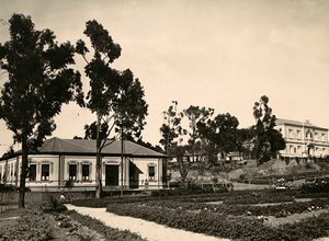 Opbygning af et imperium i den fascistiske tidsalder: kreds af embedsmænd i Asmara, 09/05/1936 (s/h foto) af Modestino Baldinetti