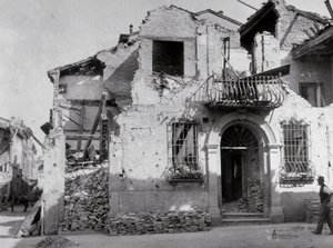 Bombardementerne af Sermide: et hus, der blev alvorligt beskadiget under anden verdenskrig. En del af facaden kan ses af Modestino Baldinetti