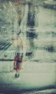 Refleksioner fra en regnfuld gade