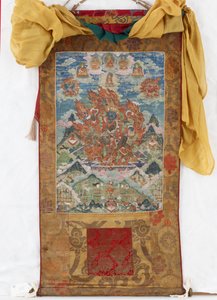 Damjen Garwa Nagpo, midten af det 19. århundrede (mineralpigmenter på størrelse bomuld, originale Qing-brokadebeslag, originalt støvbetræk, mongolske kvaster og stang med hætter)