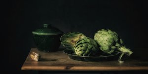 Stilleben med artiskokker