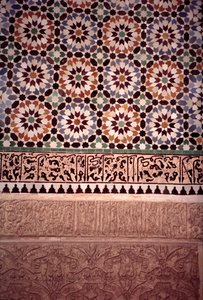 Den nederste mur af hovedgården, bygget af saadierne i 1565 (zellij fliseværk og stuk) af Moroccan School