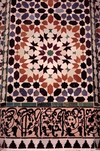 Den nederste mur af hovedgården, bygget af saadianerne i 1565 (zellij teglværk) (detalje fra 186515) af Moroccan School