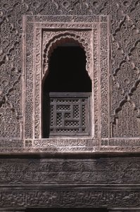 Udsigt over et vindue i gården til Ali ben Youssef Medersa, bygget af saadierne i 1565 (cedertræ og stuk) af Moroccan School