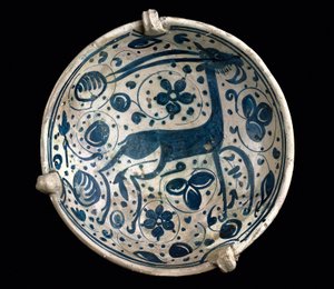 Art mudejar: keramisk kop azul, dekoreret med en hjort fra Paterna, Manises (spansk-maurisk stil). Barcelona fra det 14. eller 15. århundrede. Barcelona Keramikmuseum, Spanien af Mudejar School