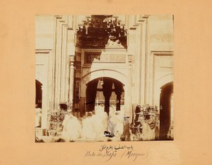 Safa-porten, et af en gruppe billeder af Mekka og islams hellige steder, ca. 1879-80 (albumin print) af Muhammad Sadiq Bey