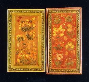 Et par spejlkasser fra Safavid-dynastiet, malet med blomstermotiver, en med en perched hoopoe, ca. 1671-2 af Muhammad Zaman