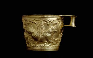 Mykensk kunst: guldbæger dekoreret af et tyrerelief fra Vapheio, mykensk fæstning syd for Sparta-stedet. 1500 f.Kr. Athen, Nationalt Arkæologisk Museum af Mycenaean