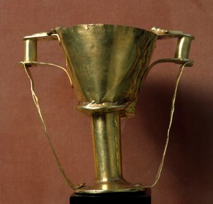 Mykensk kunst har minoiske påvirkninger: kalk (eller kop) i guld med dobbelt håndtag kaldet kop Nestor. 16. århundrede f.Kr. Fra grav IV af Mykene. Athen, det nationale arkæologiske museum af Mycenaean