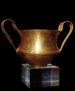 Mycensk kunst: guld-canthara (eller kantharos) fra en af de kongelige grave i Nekropolis på Mykenes. Athen, nationalt arkæologisk museum - mykensk kunst: guldkantharos (drikkekop med to høje lodrette håndtag) fra en af Myc