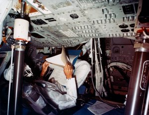 En astronaut inde i et NASA-kommandomodul, 1970